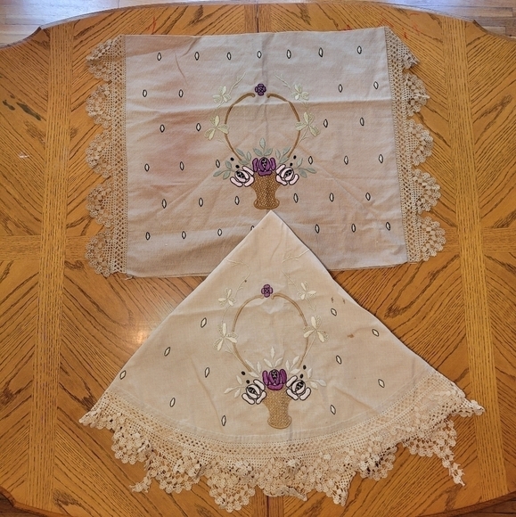 Vintage Matching Embroidered Tablecloth Linen - Bundle of 2 - Picture 1 of 2